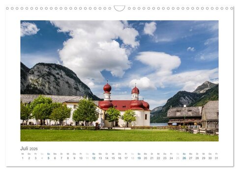 Vorschau Juli-Blatt: Die Wallfahrtskirche St. Bartholomä am Königssee vor einer imposanten Alpenkulisse unter blauem Sommerhimmel mit markanten Quellwolken. Vorschau Juli-Blatt: Die Wallfahrtskirche St. Bartholomä am Königssee vor einer imposanten Alpenkulisse unter blauem Sommerhimmel mit markanten Quellwolken.