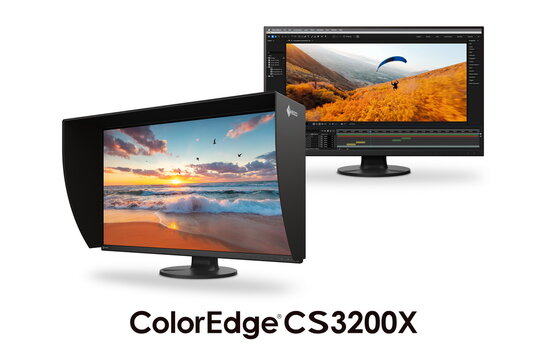 Der ColorEdge CS3200X im Vordergrund schräg mit Lichtschutzblende, im Hintergrund Frontansicht ohne Lichtschutzblende