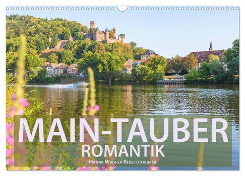 Kalender-Cover MAIN-TAUBER ROMANTIK von Hanna Wagner Reisefotografie. Das Bild zeigt einen Fluss mit einem vorbeifahrenden Motorboot, im Hintergrund eine gut erhaltene Burgruine auf einem bewaldeten Hügel. Lilafarbene Blumen umrahmen den Vordergrund.