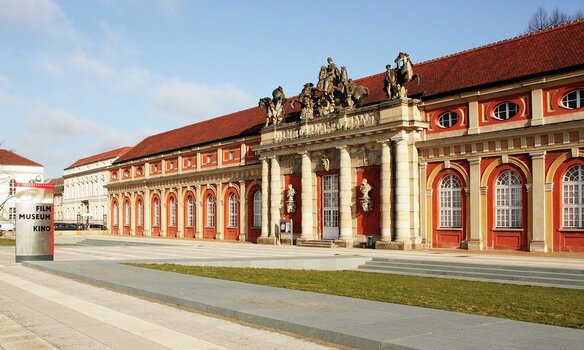 Außenansicht des Filmmuseums Potsdam im historischen Marstall-Gebäude bei Tageslicht – ein beliebtes Motiv für Architekturfotografie