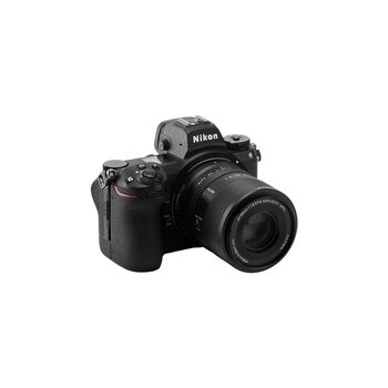 Eine Studioaufnahme, die das Viltrox AF 55mm F1.8 Z-Objektiv zeigt, das an einem schwarzen Nikon Z-Kameragehäuse montiert ist, aufgenommen vor einem sauberen weißen Hintergrund. Das Objektiv verfügt über Markierungen am Blendenring und ist mit Bedienelementen an der Seite des Tubus ausgestattet, darunter ein AF/MF-Schalter und ein Klick/No-Klick-Schalter.