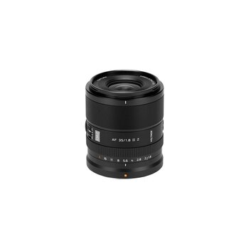 Freigestellte Studioaufnahme des Viltrox AF 35/1.8 II Z EVO-Objektivs auf weißem Hintergrund. Die Aufnahme zeigt den Fokusring, den markanten silbernen „EVO“-Badge sowie den Blendenring mit Skala (F1.8 bis F16) und Automatik-Stellung (A). Am oberen Gehäuserand ist die Brennweitenbezeichnung „AF 35/1.8 II Z“ eingraviert.