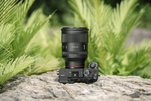 Das neue Viltrox 35mm LAB N FE an einer Sony Alpha 7CR Kamera im Outdoor-Einsatz.
