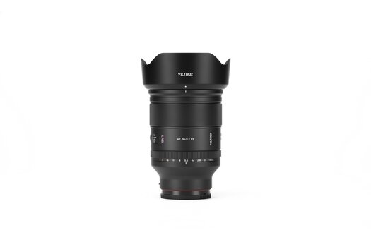 Produktansicht des Viltrox 35mm F1.2 LAB N FE mit montierter Streulichtblende auf weißem Grund Produktansicht des Viltrox 35mm F1.2 LAB N FE mit montierter Streulichtblende auf weißem Grund