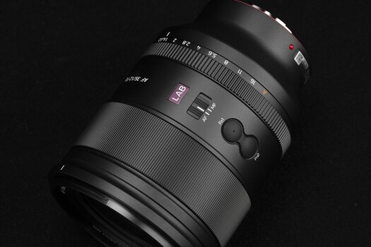 Nahaufnahme der seitlichen Bedienelemente wie Blendenring, AF/MF-Schalter und Funktionstasten des Viltrox 35mm F1.2 LAB N FE. Nahaufnahme der seitlichen Bedienelemente wie Blendenring, AF/MF-Schalter und Funktionstasten des Viltrox 35mm F1.2 LAB N FE.