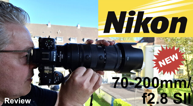 Nahaufnahme eines Fotografen im Profil, der durch den Sucher einer Nikon Z Kamera blickt. An der Kamera ist das NIKKOR Z 70-200mm f/2.8 VR S II montiert. Das Bild enthält Grafikeinblendungen mit dem Nikon-Logo, dem Text Review und der Objektivbezeichnung.