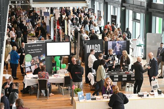 Blick in die gut besuchte Messehalle während des PICTAday 2026 in Hamburg.