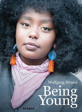 Buchcover „Being Young“ von Wolfgang Strassl mit Porträt einer jungen Frau. Buchcover „Being Young“ von Wolfgang Strassl mit Porträt einer jungen Frau.