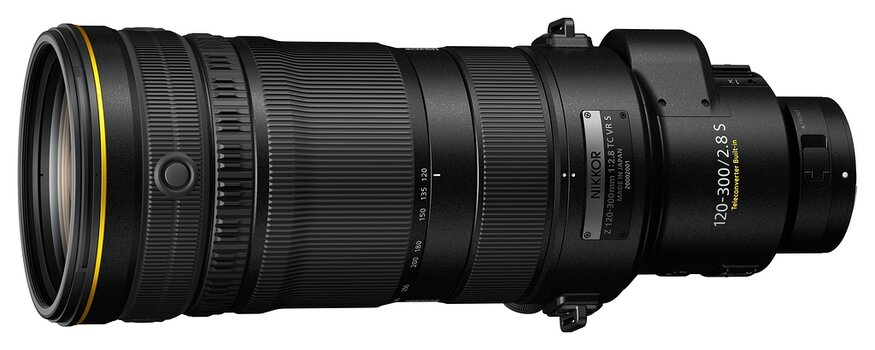 Seitenansicht des NIKKOR Z 120-300mm f/2.8 TC VR S mit Fokusringen, Stativschelle und dem Gehäuseauszug für den integrierten Telekonverter.