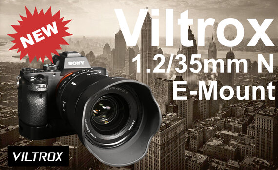 Produktfoto des Viltrox AF 35mm F1.2 LAB N FE Objektivs an einer Sony Alpha Kamera vor einer New Yorker Skyline-Kulisse, mit dem Text Viltrox 1.2/35mm N E-Mount Produktfoto des Viltrox AF 35mm F1.2 LAB N FE Objektivs an einer Sony Alpha Kamera vor einer New Yorker Skyline-Kulisse, mit dem Text Viltrox 1.2/35mm N E-Mount