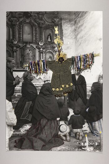 Stickerei und Mischtechnik auf Papier: Ein historisches Foto betender Menschen in einer Kirche, kunstvoll überarbeitet mit farbigen Fäden, Perlen und Elementen.