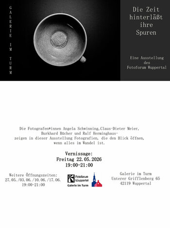 Ausstellungsplakat „Die Zeit hinterlässt ihre Spuren“ des Fotoforums Wuppertal in der Galerie im Turm mit einer Schwarz-Weiß-Fotografie einer rissigen Tasse.