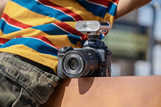 Der Viltrox Vintage Z1 Pro Mini-Blitz auf einer Nikon Z-Systemkamera im warmen Abendlicht