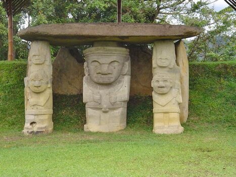 Megalithische Steinfiguren im Archäologischen Park von San Agustín in Kolumbien unter einer steinernen Grabstruktur.