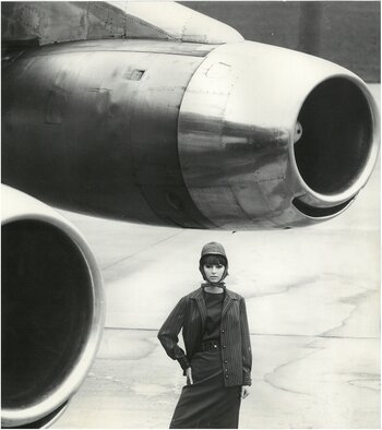 Modefotografie von F.C. Gundlach aus dem Jahr 1963: Eine elegant inszenierte Frau posiert vor einem Flugzeug im Stil der internationalen Jet-Age-Ära der Nachkriegszeit.