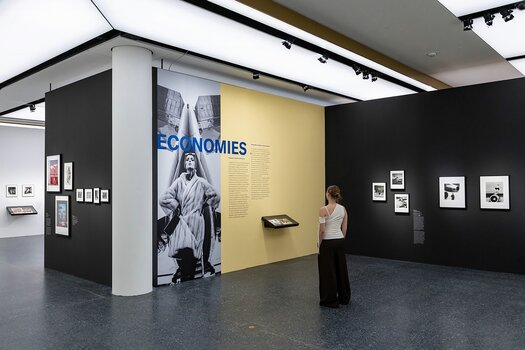 Ausstellungsansicht der F.C.-Gundlach-Schau im Bucerius Kunst Forum mit Fotografien, Archivmaterialien und der thematischen Sektion „Economies“.