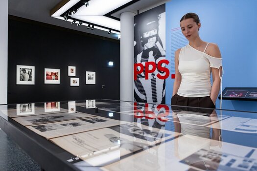 Archivdokumente, Magazinseiten und Fotografien in der Ausstellung „You’ll Never Watch Alone“ im Bucerius Kunst Forum Hamburg.