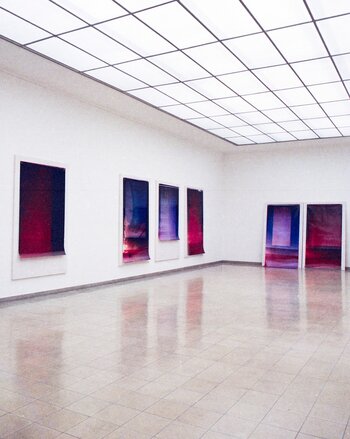 Installationsansicht von „Residual Sky Under Contamination“ mit mehreren großformatigen fotografischen Arbeiten auf transparenten und hängenden Bildträgern. Installationsansicht von „Residual Sky Under Contamination“ mit mehreren großformatigen fotografischen Arbeiten auf transparenten und hängenden Bildträgern.