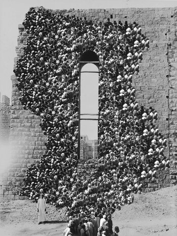 Digitale Fotocollage von Sara Sallam mit historischen Architekturaufnahmen aus Kairo und Bildfragmenten der ägyptischen Revolution von 1919 aus der Serie „Piercing the Architectural Frame“