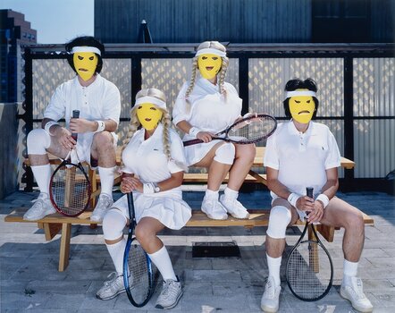 Inszenierte Farbfotografie von Olaf Breuning mit maskierten Tennisspielern in einer surrealen, humorvollen Sportszene