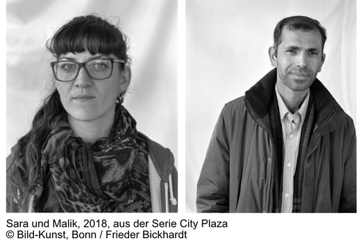 Zwei kontrastreiche Schwarz-Weiß-Porträts von Sara und Malik aus der preisgekrönten Serie City Plaza des Fotografen Frieder Bickhardt.