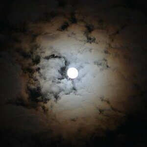 Mond nach Regen und Sturm