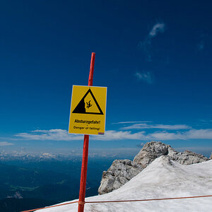 Absturz
Warntafel am Dachsteiner Gletscher