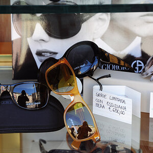 DC Sunglasses Triest
Diese Auslage in Triest mit immens teuren Sonnenbrillen musste ich einfach fotografieren.