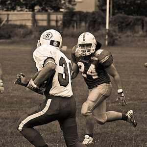 Football1
St.Pölten Invaders versus Salzburg Bulls.
3 Defence Spieler der St.Pöltner Invaders warten auf den richtigen Moment für den Tackle.
In Adobe
