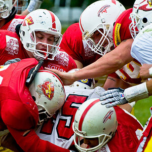 Football2 1
St.Pölten Invaders versus Salzburg Bulls.
Mit vereinten Kräften wird ein Salzburger(mit weissem Leiberl) zu Boden gebracht.