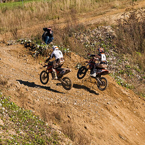 Motocross 02 1
in einer Sandgrube in Karlstetten, Niederösterreich
Sprung nach einer Bergauffahrt, ebenfalls sichtbarein Fotograf auf der anderen Seit