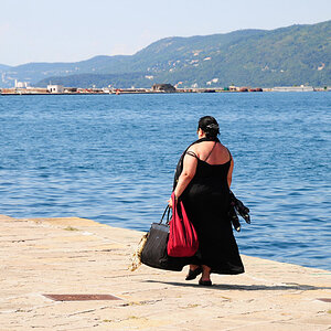 Triest Black in the Sun
Beleibte schwarz gekleidete Dame am Hafen von Triest