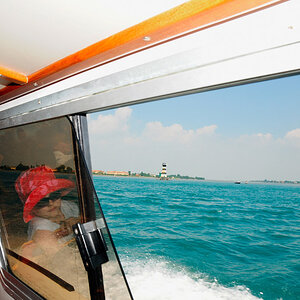 Venedig Spiegelung
Spiegelung eines kleinen Kindes im Fenster des Faehrschiffs vom Festland nach Venedig
