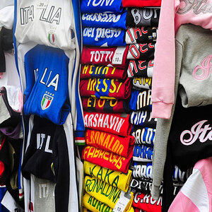 Venedig TShirt 1 1
Ein bunter Verkaufsstand in Venedig
