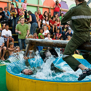 Wasserschlacht Kindersommerspiele 1
Der Feuerwehrkommandant fällt ins Wasser