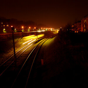 NightTrain
Langzeit D90 Straßenbahn bei Nacht
(Schnappschuß)

(Breite 900, komprimiert)
Programm: M - Manuell
Blende: f 5,6
ISO-Wert: 1600
Belichtungs