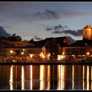 Der Warener Hafen bei Nacht