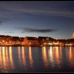 Der Warener Hafen bei Nacht