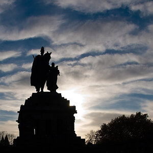 Kaiserstatue im Gegenlicht