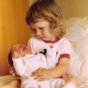1984 - meine Tochter hat ihren ersten Kontakt mit ihrem Bruder einen Tag nach seiner Geburt