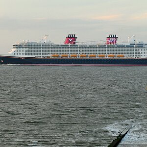 Borkum: "Disney Dream", Heimkehr von Testfahrt (Meyer-Werft), Passage Südstrand-Pegel (MHX 6644USMMx)