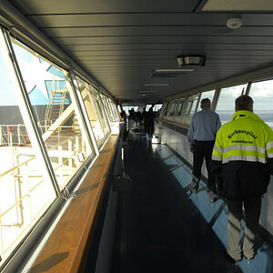 Die fast 58 m breite Navigationsbrücke der EMMA MAERSK von Steuerbord nach Backbord gesehen.
