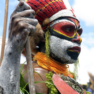 Hochlandkrieger auf dem Mount Hagen Festival