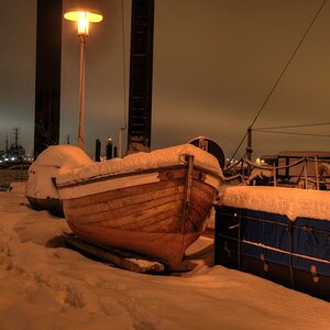 Holzboot auf Kai
