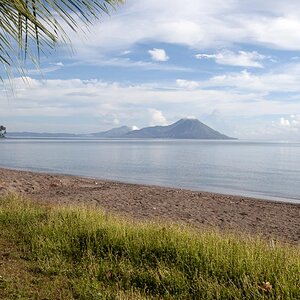 Kokopo Beach mit Blick auf Mount Tarvuvur
