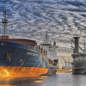 Schiffe im Emder Hafen. HDR-und Filtertechniken.
