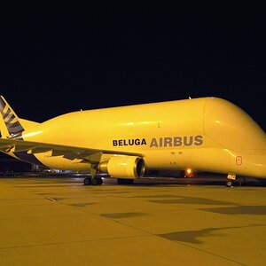 Nachtaufnahme vom Airbus Beluga auf dem Airport Hamburg mit der Coolpix P7000