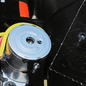 Ausgebrochenes Achslager des Zoom-Motors eines SB-800