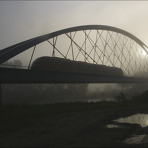 Frühzug im Nebel