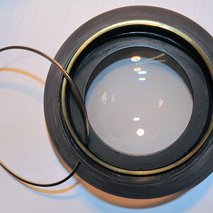 Die originale Frontlinse des Tokina-Fisheyes wird in die große gewölbte neue Front-Streulinse mit 8 cm Durchmesser eingepasst.